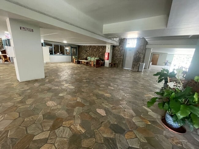 Building Photo - Fantastic Studio Unit w/ parking available...