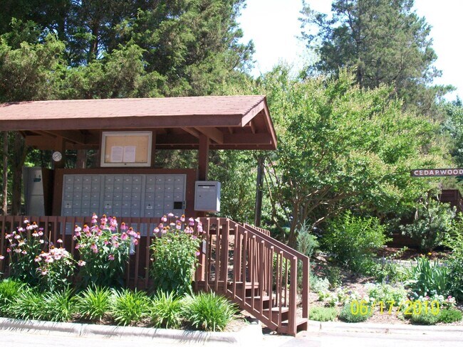 Building Photo - Lovely, updated 2br in Weatherhill. Great location & Carrboro charm!