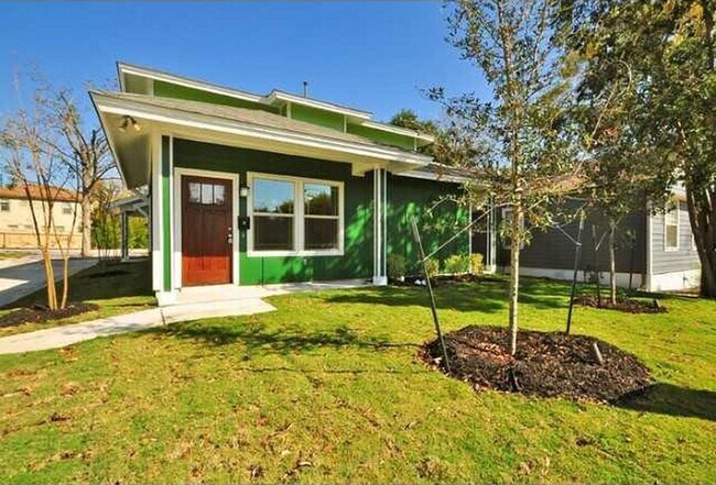 Primary Photo - Spacious 4X2 North Loop Duplex