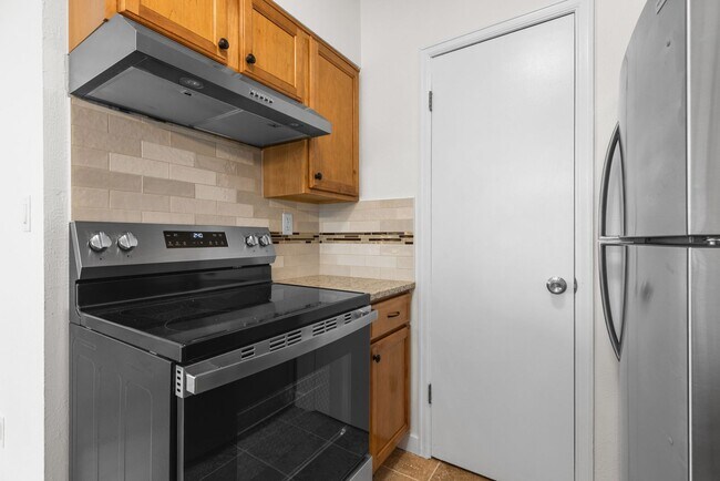 Building Photo - 625 Manhattan Pl