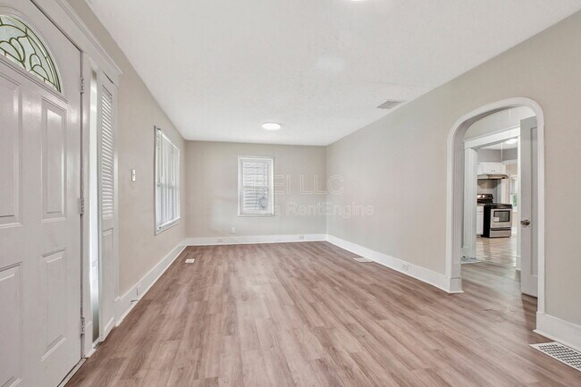 Building Photo - 913 Denmark St