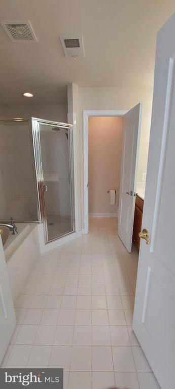 Building Photo - 11808 Regents Park Dr