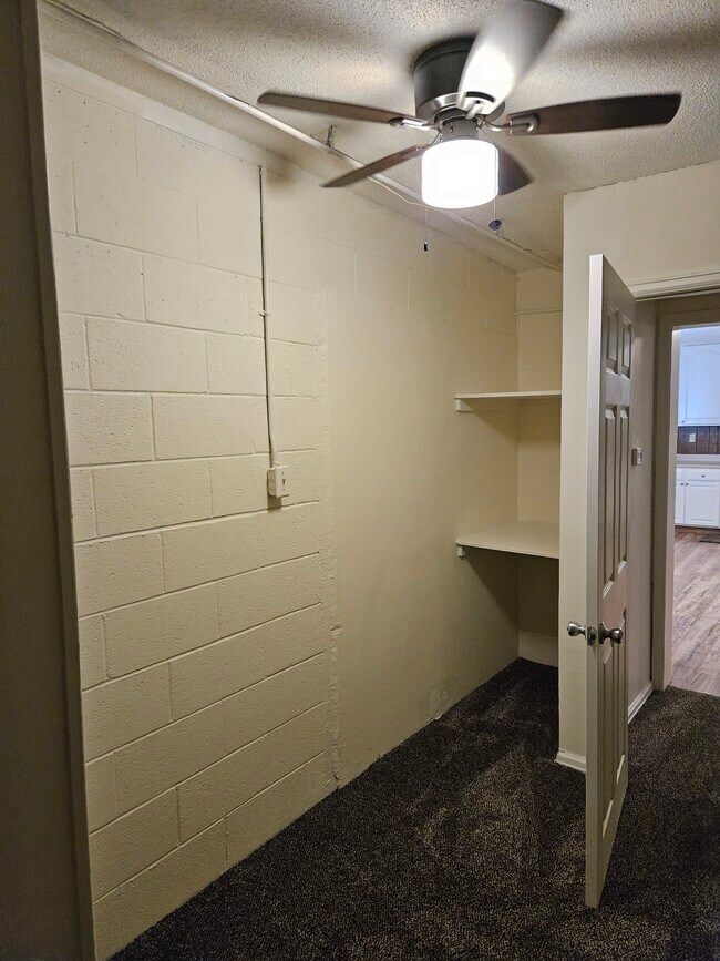 Building Photo - 204 8th St