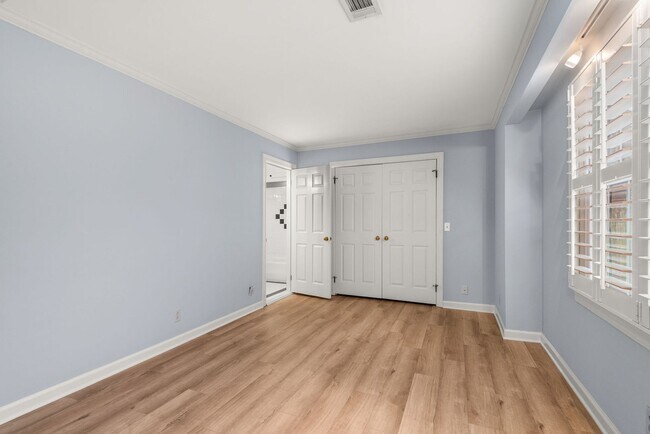 Building Photo - Townhome LOCATION!