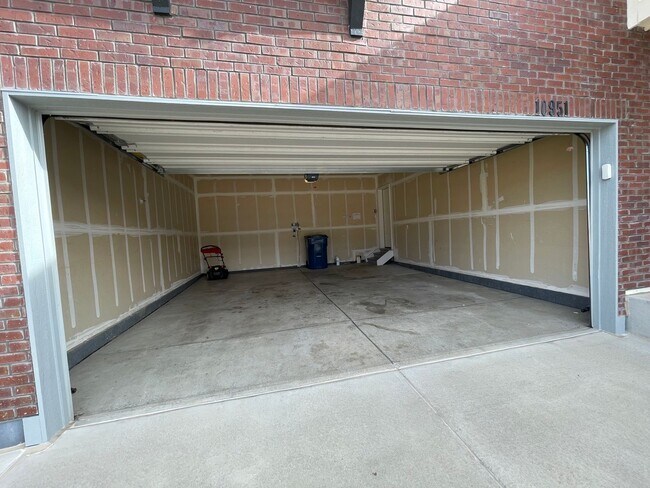 Building Photo - Perfect Location and Perfect Condition!