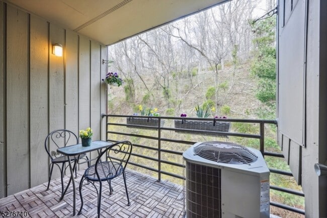 Building Photo - 41 Mt Kemble Ave