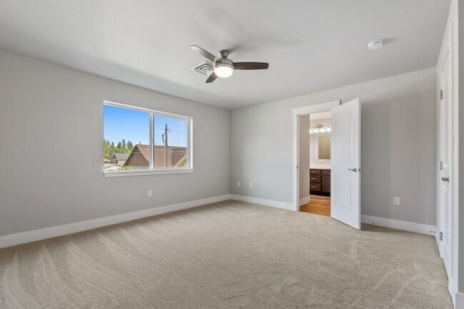 Building Photo - 3 bedroom, 2.5 bath townhome, minutes from downtown Whitefish