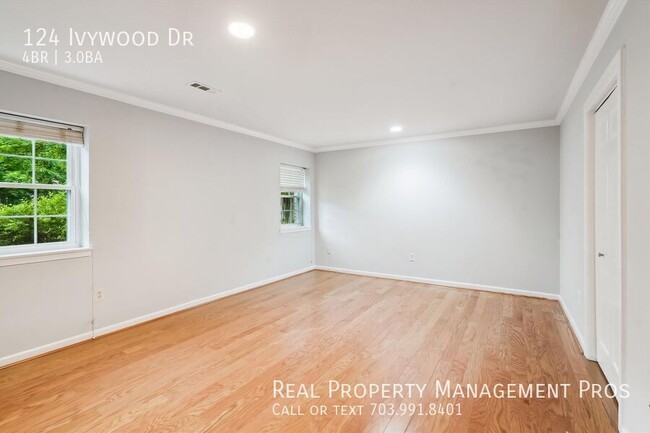 Building Photo - 124 Ivywood Dr