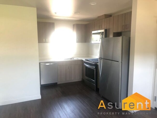 Building Photo - New Townhome close to downtown!