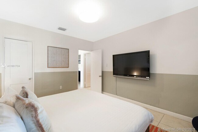 Building Photo - 5943 Biscayne Blvd