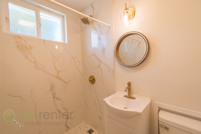Building Photo - Beautifully Renovated 2BD | 1.5BA Duplex –...