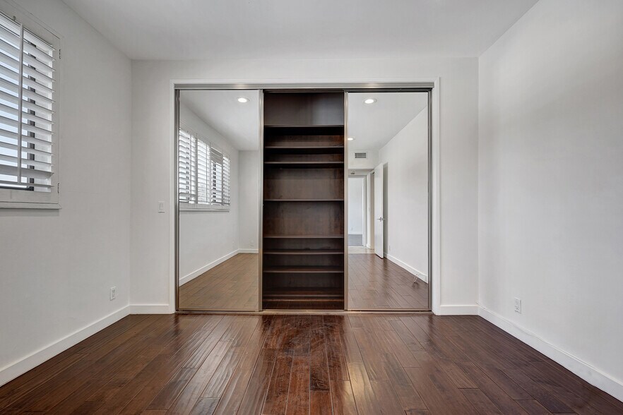 Building Photo - 8871 Burton Way