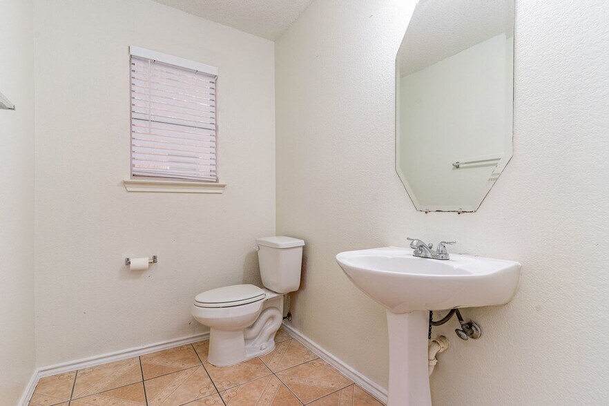 Building Photo - 1810 Cedar Ridge Dr