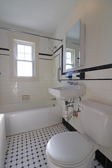Building Photo - 54 Maplewood St