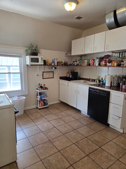 Primary Photo - 3322 N Downer Ave