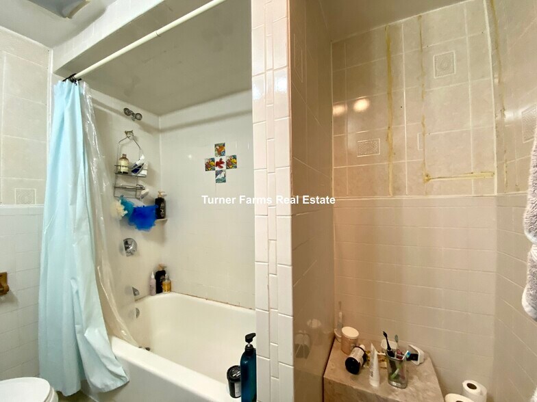 Building Photo - 205 Hillside St