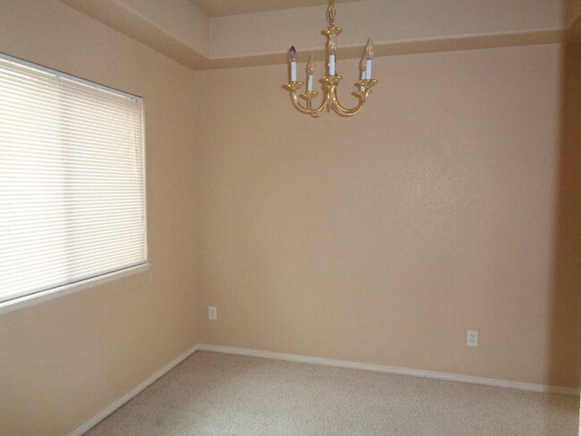 Building Photo - Super location close to shopping, schools,...