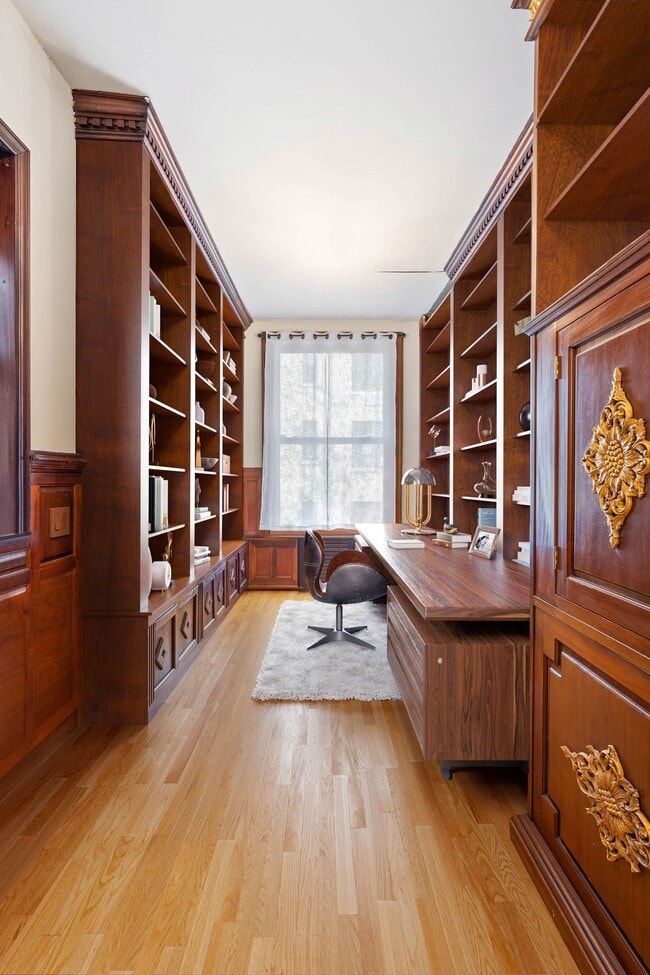 Building Photo - 313 W 71st St