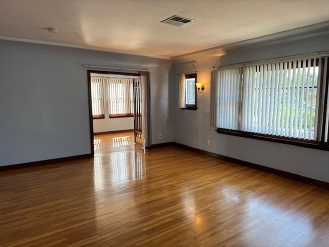 Building Photo - DE SOTO 2727-2729