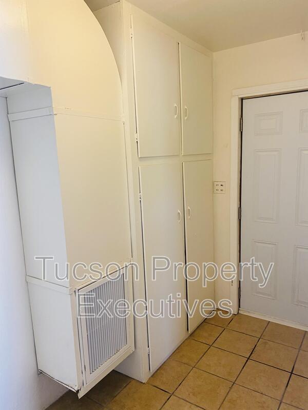 Building Photo - 443 E Delano St