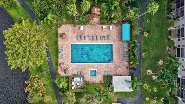 Building Photo - 2205 S Cypress Bend Dr