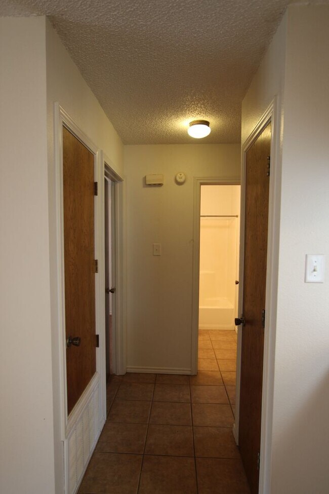 Building Photo - Ridgerock DUPLEX 20169/20171