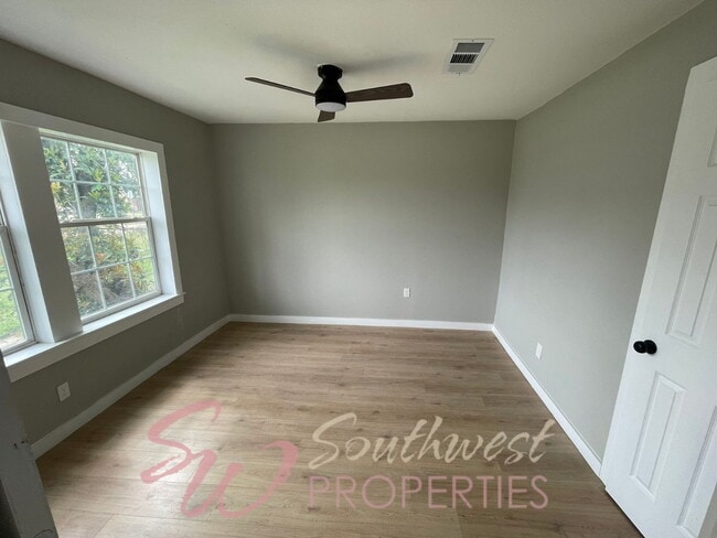 Building Photo - 981 W Oak St