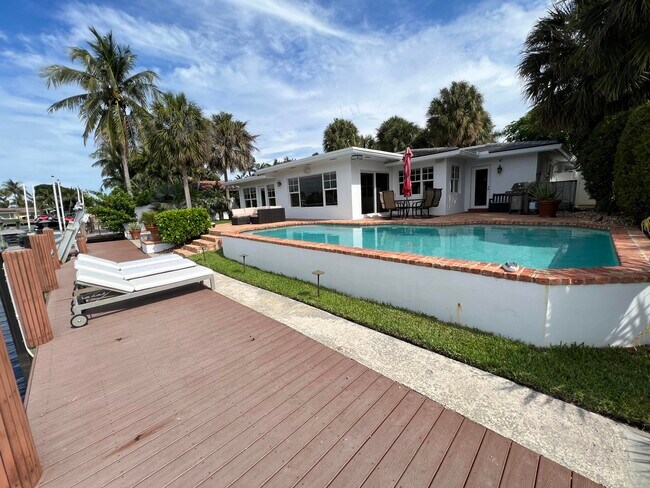 Building Photo - 1653 Poinsettia Dr