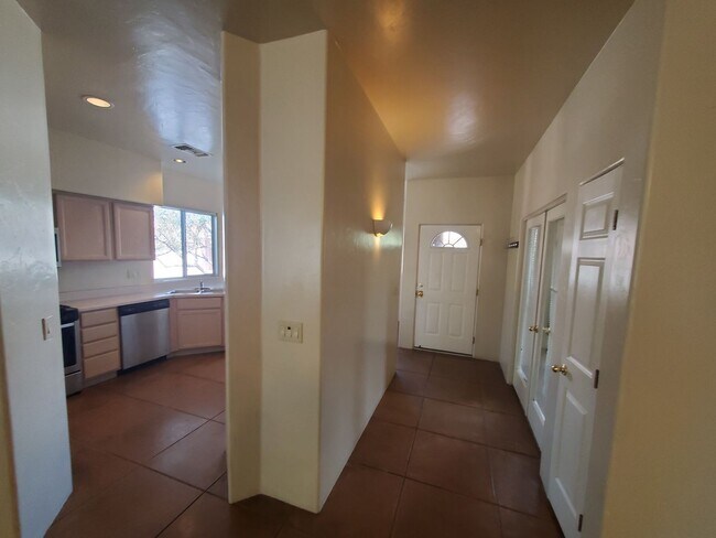 Building Photo - Central Tucson, close to everything, community pool