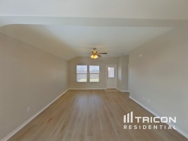 Building Photo - 2445 Carolina Dr