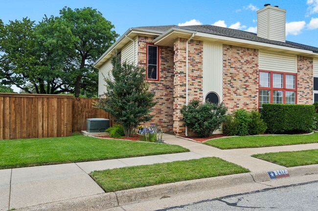 Building Photo - 1417 Danielle Dr