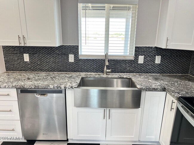 Building Photo - 4552 N Loring Rd