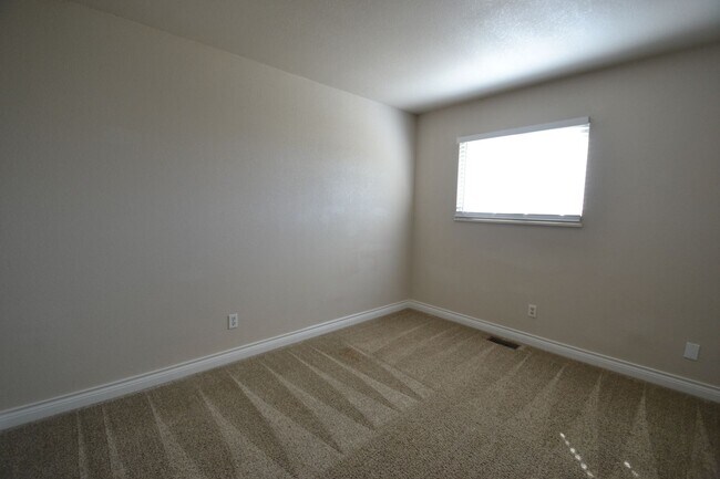 Building Photo - 4 Bed 3 Bath Home in District 20!