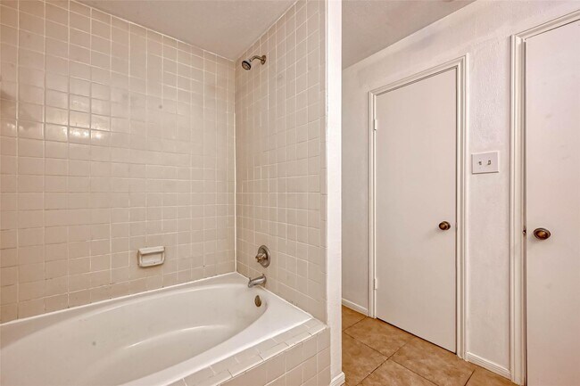 Building Photo - 8299 Cambridge St