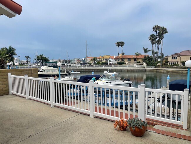 Building Photo - Beautifully Updated Spacious 3 Bed 3 Bath ...