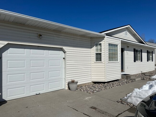 Building Photo - THIS IS A LEASE TAKEOVER, PLEASE CONTACT THE CURRENT TENANT, TANNER @ 801-688-4161 - Cute 3 Bed 1...