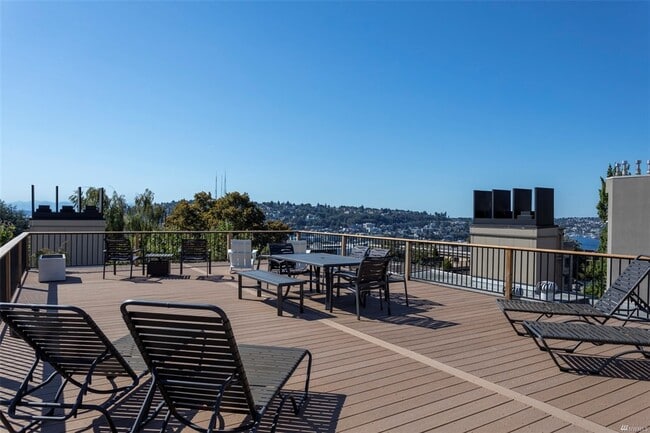 Seattle's summer has so many perfect days like this that they make up for the cloudy rest of the yea - 730 Bellevue Ave E