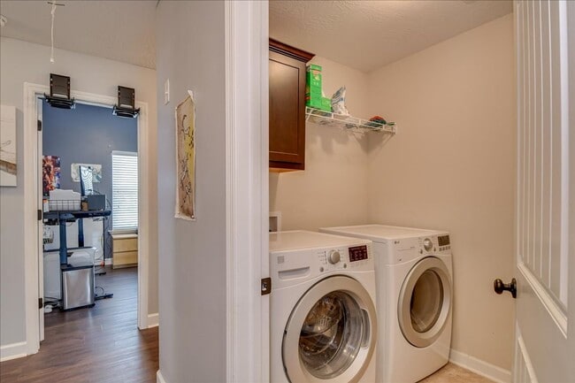 Building Photo - 4 bed, 2.5 bath home on corner lot with 2 car garage and fenced in back yard