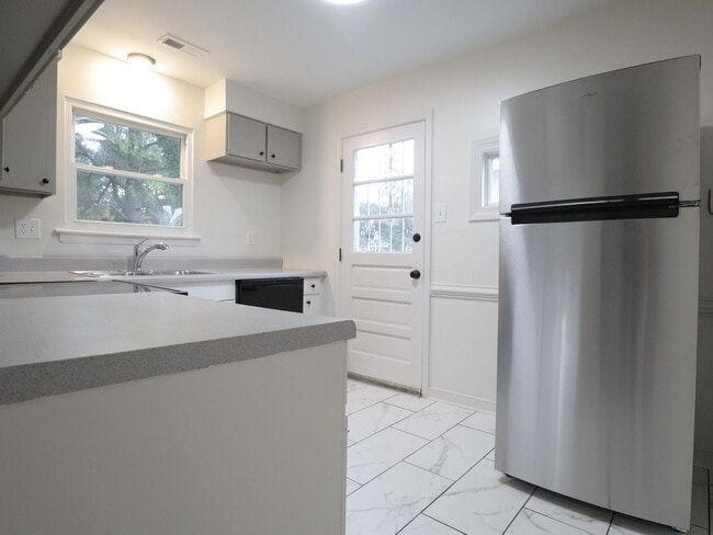Building Photo - Newly Updated 3-Bed / 1.5-Bath Home with Deck