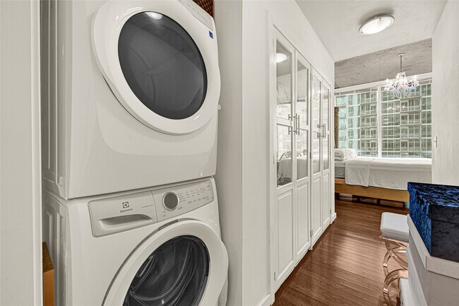 Building Photo - 5925 Almeda Rd