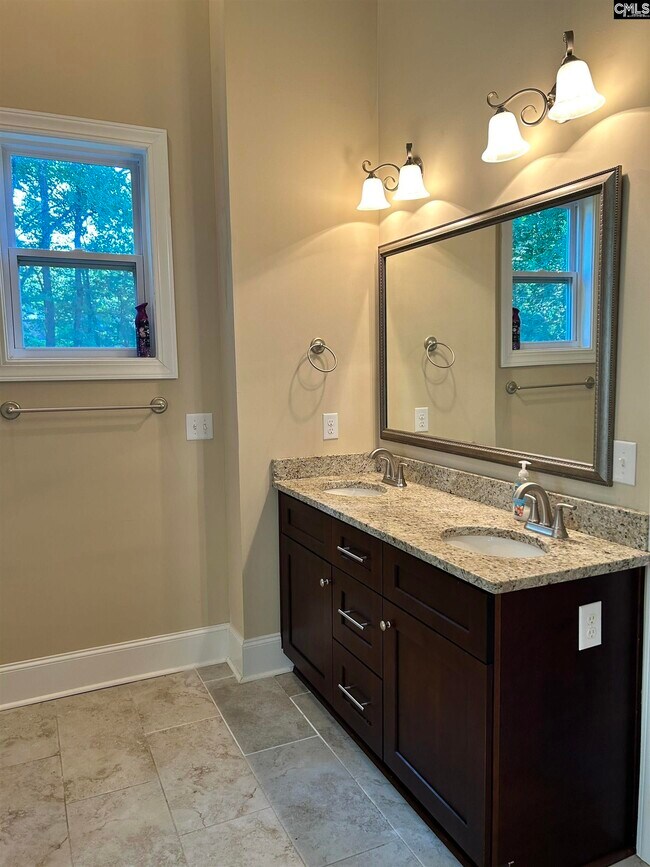 Building Photo - 105 High Bluff Ln