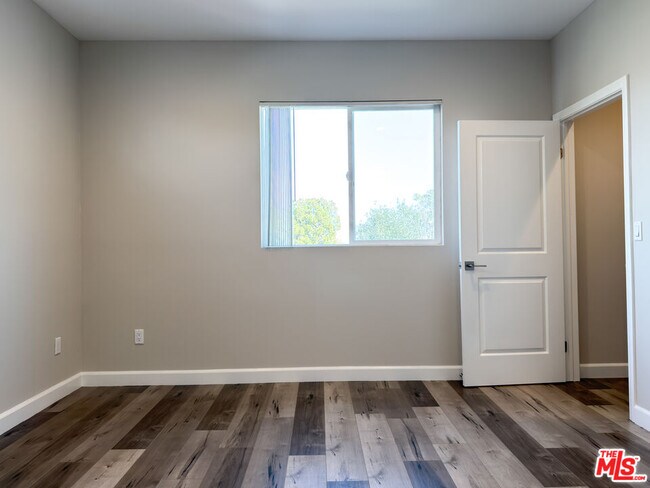 Building Photo - 5651 Willowcrest Ave