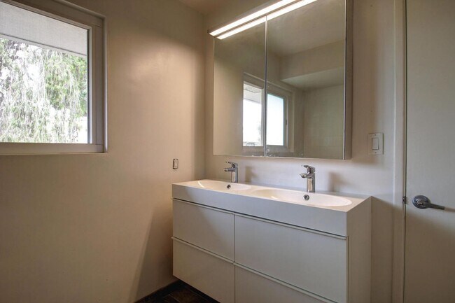 Building Photo - 2 Bed / 2 Bath Condo Uptown Santa Barbara - Hardwood floors + Private laundry!