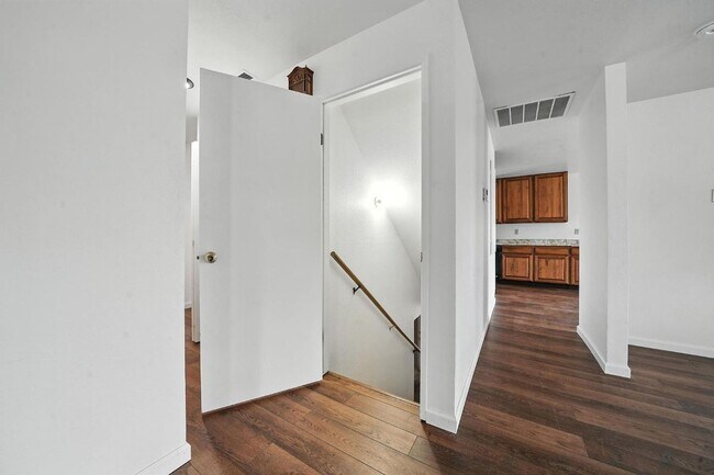 Building Photo - Large 2 Bedroom Home