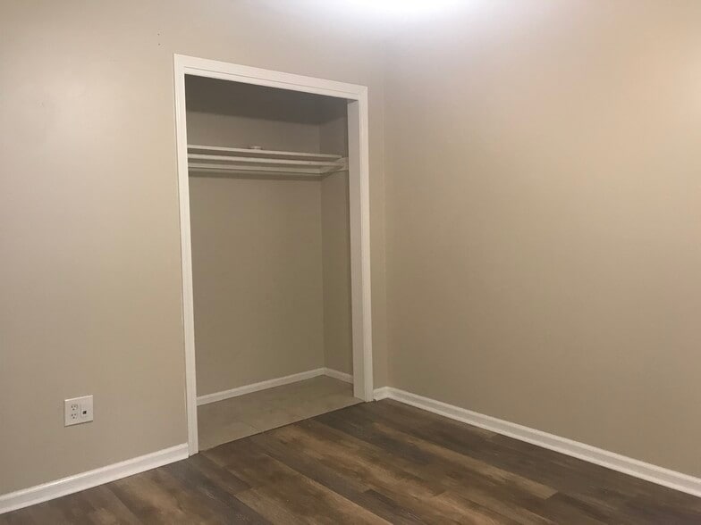 Building Photo - 8732 W 70th St