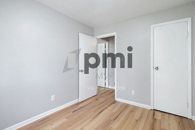 Building Photo - 3027 Rotunda Ct S