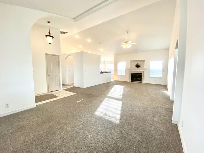 Building Photo - 3 Bed 2 Bath Single Level Home with 3 Car ...