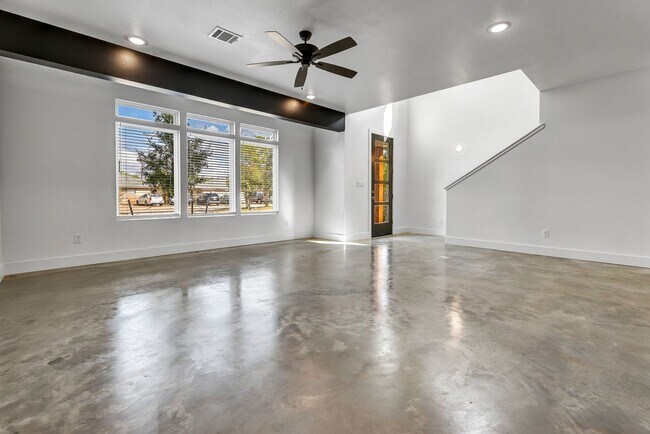 Building Photo - 213 Lynn Dr