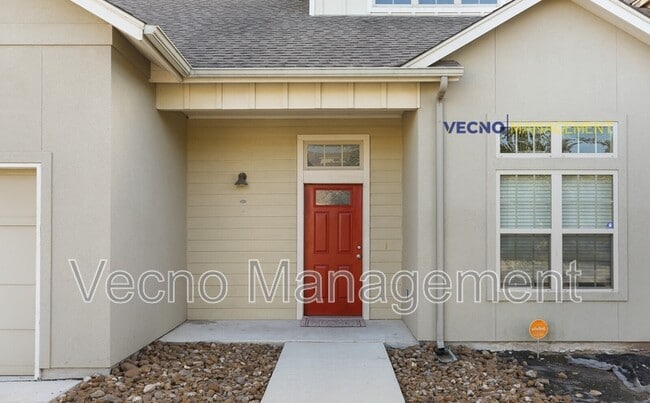 Building Photo - 221 Circle Ct