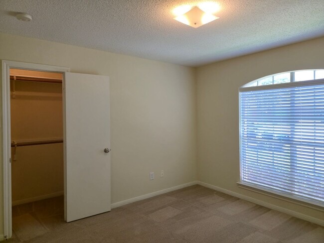 Building Photo - Hewitt Duplex!